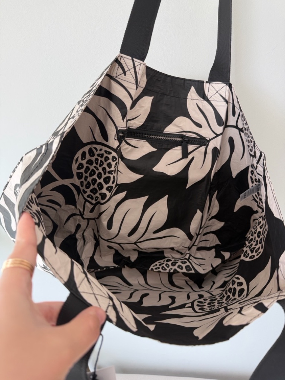NWT ALOHA Collection Holo Holo Tote in Holomua (Black/Sandstone) - Picture 2 of 4